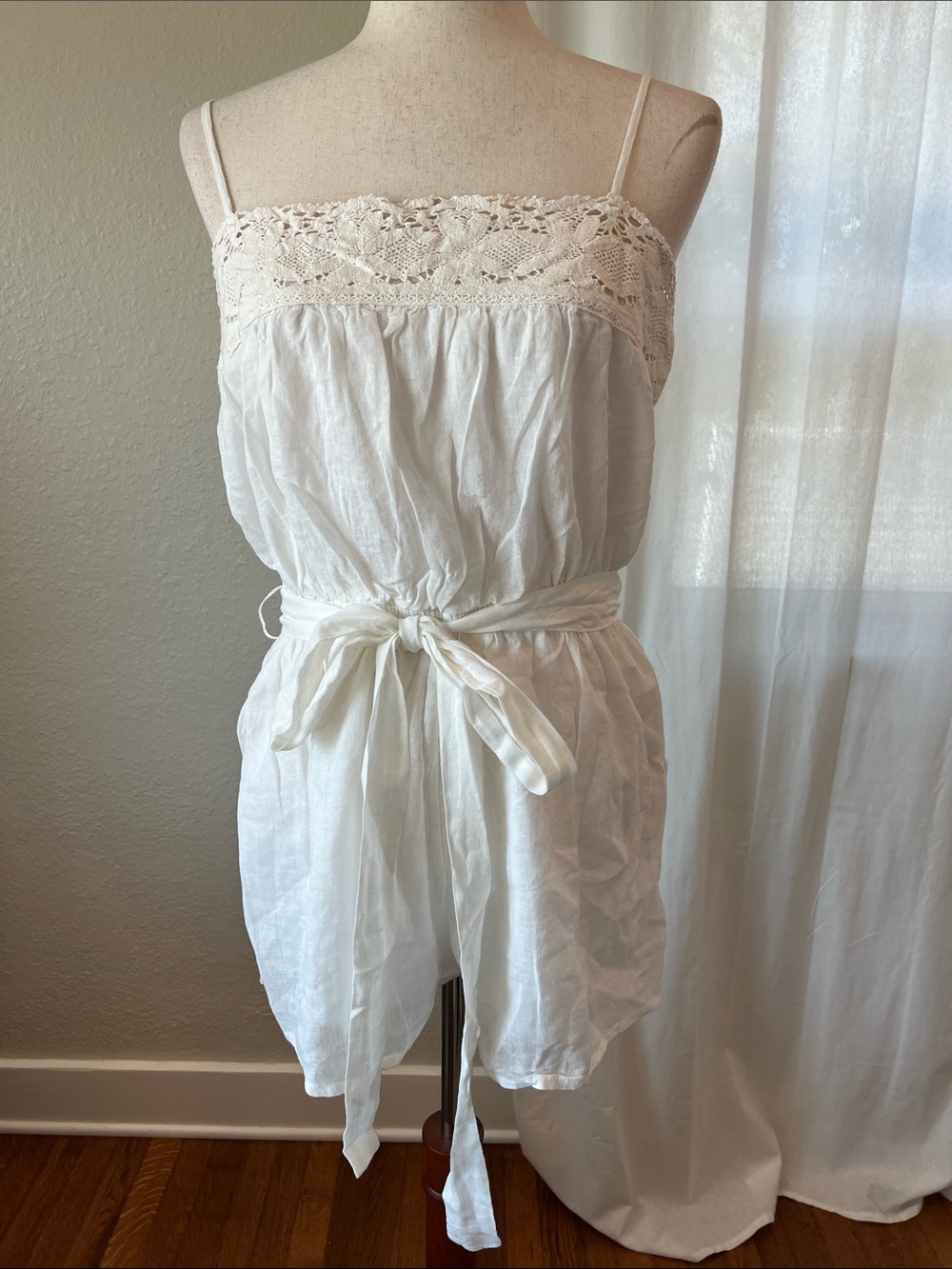 Olivaceous White Lace-Trim Spaghetti Strap Romper with Tie Waist. Size L. NWT